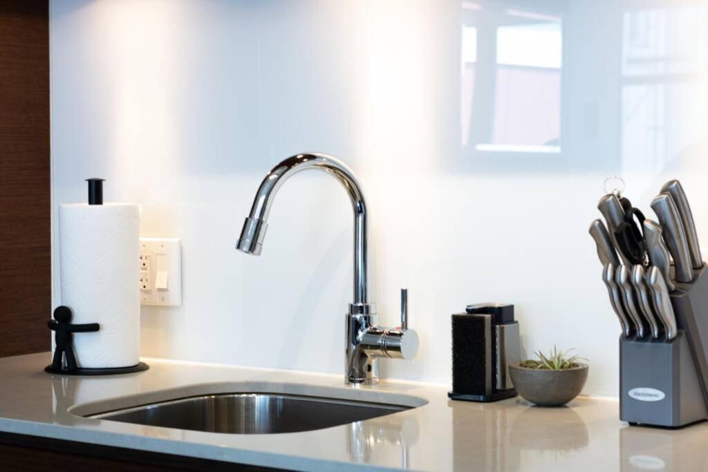 Clean 3Rd Floor Executive 1 Bedroom Apt In Old Town China Town Victoria Eksteriør billede
